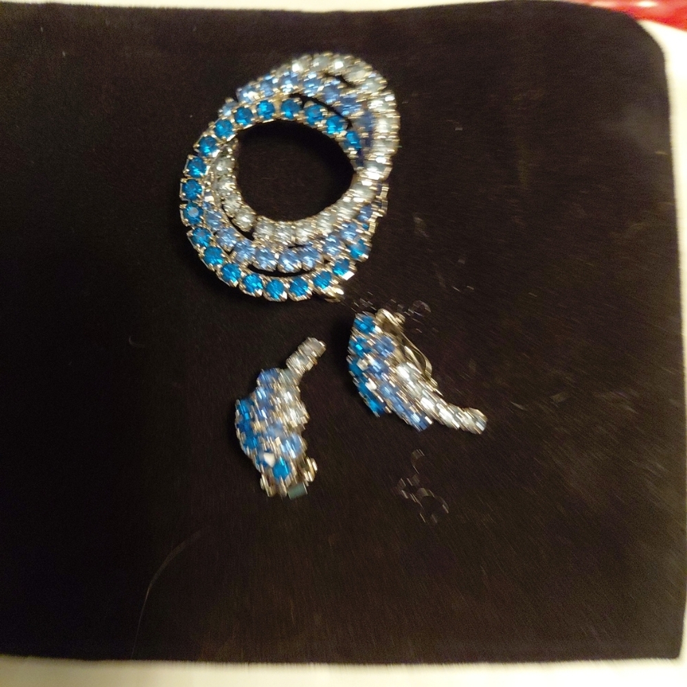 Vintage Trio Blue Rhinestone Brooch & Clip on Earrings. - Picture 4 of 8
